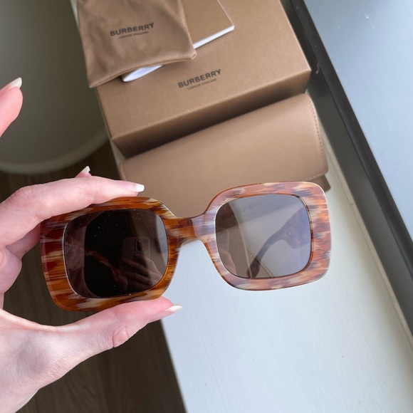 Burberry Women’s Delilah Sunglasses Deer Havana EUC #BE4327 Made in Italy - Picture 11 of 15